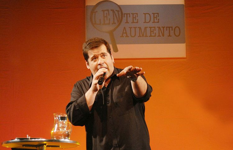 Leandro Hassum lança, no palco, um olhar curioso sobre as pequenas coisas da vida que estão à nossa volta e que nunca temos oportunidade ou paciência para analisar (Foto: Divulgação)