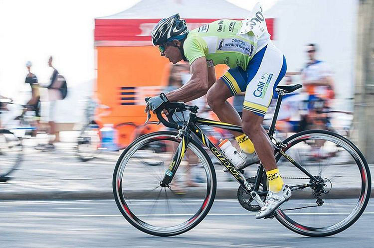 O corredor é beneficiado pelo Programa Bolsa Atleta, da Fundação Municipal de Esportes, e brilhou na categoria Master C1 (Foto: Divulgação)