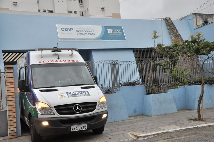 O coordenador do CDIP, Alexandre Sereno, explica que o órgão faz o acompanhamento nestes três casos, mas o primeiro atendimento acontece no Núcleo de Vigilância Epidemiológica Hospitalar, que funciona no Hospital Ferreira Machado (Foto: Antônio Leudo)