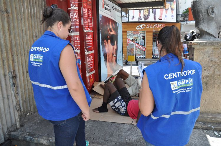 A equipe do CentroPop faz o contato com a população adulta em situação de rua, no local em que ela se encontra (Foto: Roberto Joia)