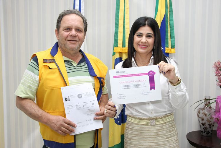 O coordenador municipal de Defesa Civil, Henrique Oliveira, entregou o certificado à prefeita Rosinha Garotinho (Foto: Gerson Gomes)
