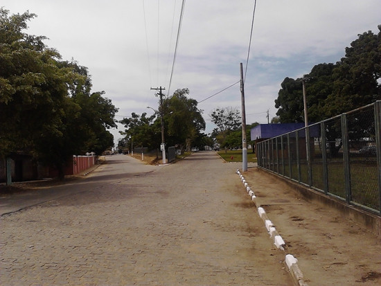 O Jardim Aeroporto, no subdistrito de Guarus, é um dos locais com serviços de capina, roçada, varrição, desobstrução de bueiros, remoção de entulhos e pintura de meio-fio e postes (Foto: Divulgação)