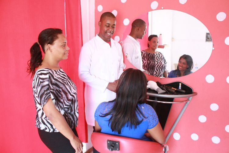 Os irmãos Edivan Anjo e Elaine estão montando um salão de beleza, após a realização dos cursos oferecidos gratuitamente pela Casa da Juventude, da Fundação Municipal da Infância e da juventude (Foto: Superintendência de Comunicação)