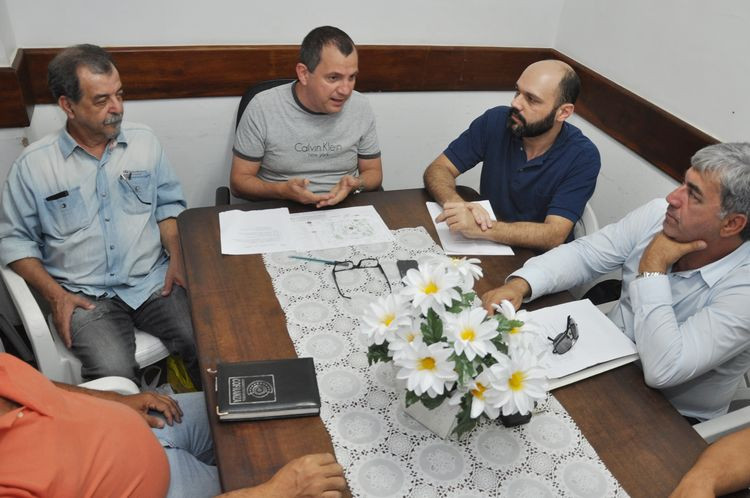O presidente da Codemca, Wainer Teixeira, se reuniu nessta segunda-feira, com os prsidentes da AIC e da ACL, e o diretor de Literatura da FCJOL (Foto: César Ferreira)