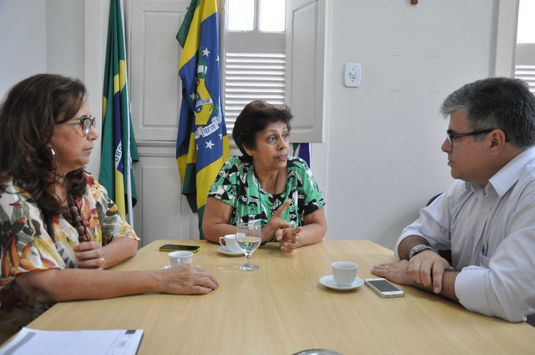 O analista do Sebrae, Luís Fernando Magalhães, foi recebido pela superintendente Joilza Rangel,para começar a definir a programação do Workshop Deguste Farol (Foto: Superintendência de Comunicação)