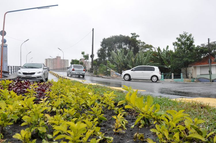 O novo equipamento orienta motoristas que trafegam no sentido Guarus-Centro a seguir pela direita para chegar à área central (Foto: César Ferreira)