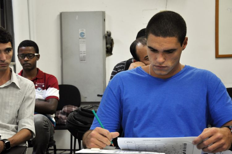 Ao todo, o Balcão de Empregos encaminhou 152 pessoas que têm seus currículos cadastrados no órgão e estão passando por entrevista (Foto: César Ferreira)