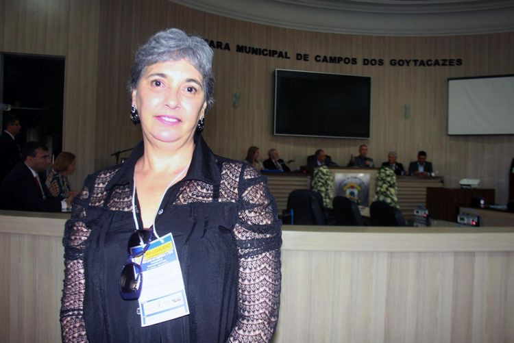 Uma versão simplificada da Constituição Federal contada de forma mais fácil, para que possa ser absorvida por crianças e adolescentes, a Constituição em Miudos, foi escrita pela mineira Madu Macedo e vem sendo apresentada em diversos municípios  (Foto: Roberto Joia)