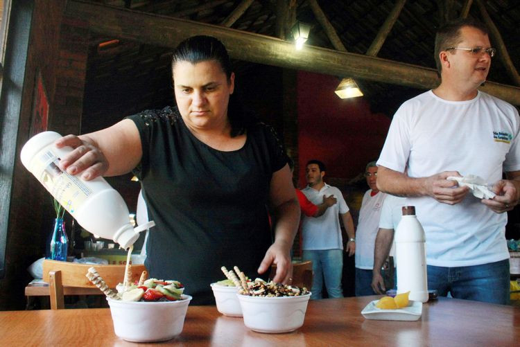 A empresária  Ana Maria Nogueira está otimista em relação às vendas de açaí no 3º Festival de Petiscos do Farol (Foto: Rodolfo Lins)