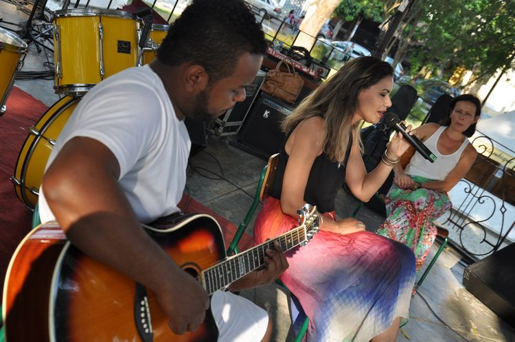 Durante cerca de uma hora, o trio apresentou histórias infantis, integradas com Música Popular Brasileira (Foto: Rodolfo Lins)