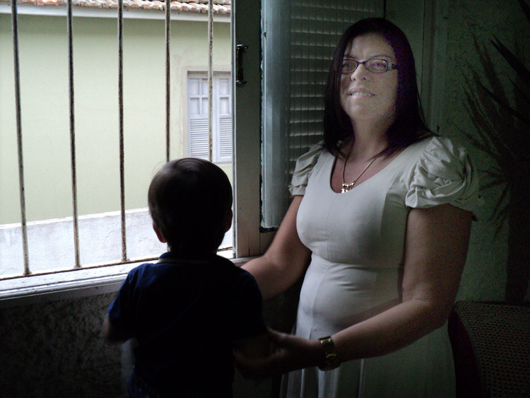 O casal Rafael Siqueira de Souza e Maria Helena Rangel da Silva, que recebeu a criança das mãos da mãe, que não tinha condições de criar, passou a cuidar do menor J.P.C.A., que agora, com dois anos, teve e adoção confirmada após oito meses (Foto: Divulgação)