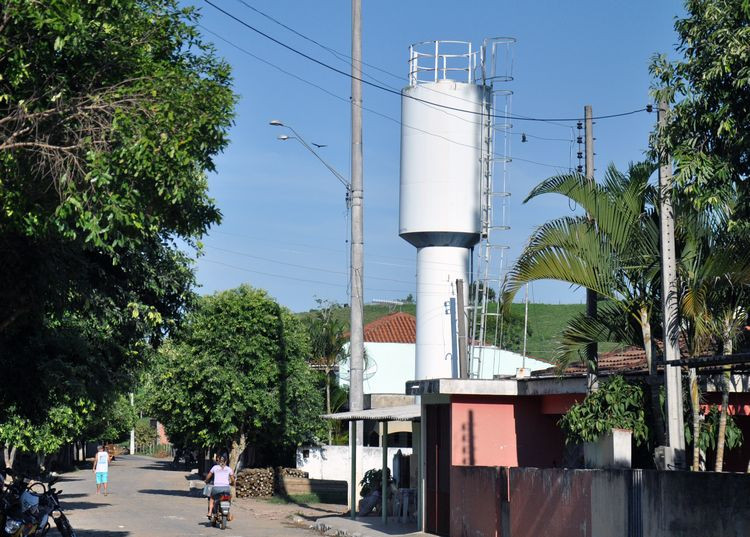 A Prefeitura de Campos continua levando água tratada e encanada para várias comunidades (Foto: Rodolfo Lins)