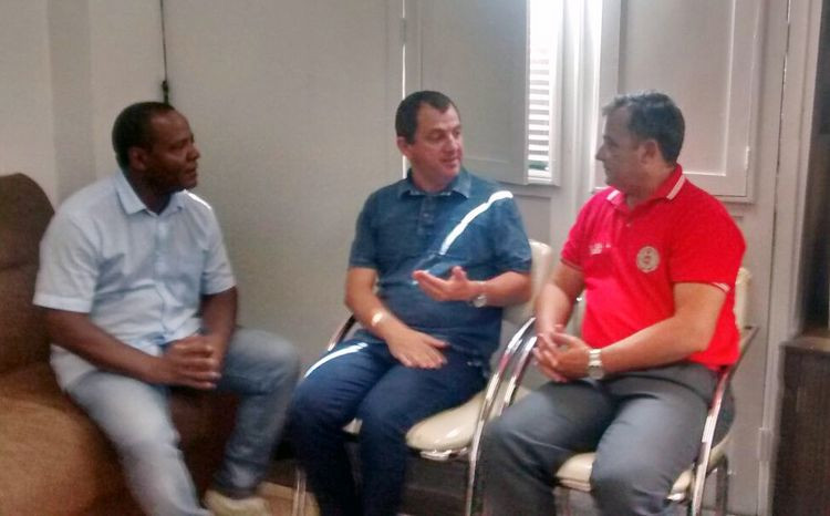 O presidente da Codemca, Wainer Teixeira, e o superintendente de Paz e Defesa Social, Alcemir Pascoutto, foram recebidos nesta sexta-feira pelo comando do 5º Grupamento de Bombeiro Militar, coronel Douglas Paulich Filho (Foto: Divulgação)