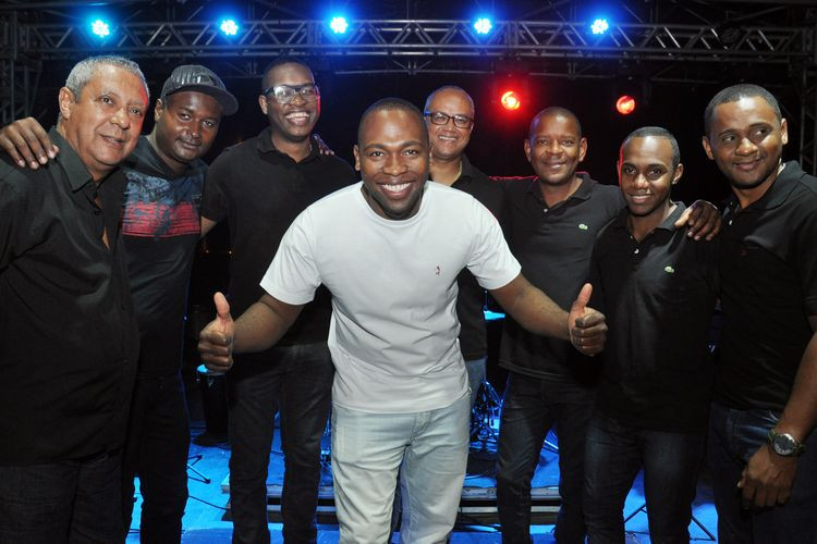 O cantor Ed Ébano, que, com a Banda Madeira de Lei levantou o público encerrando a primeira noite do Festival de Petiscos do Farol (Foto: César Ferreira)