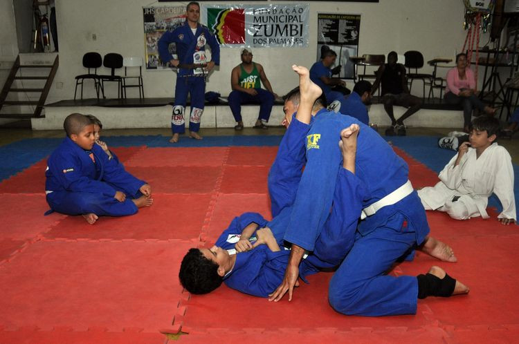 As aulas são às segundas e quartas-feiras das 19h às 21h (Foto: César Ferreira)