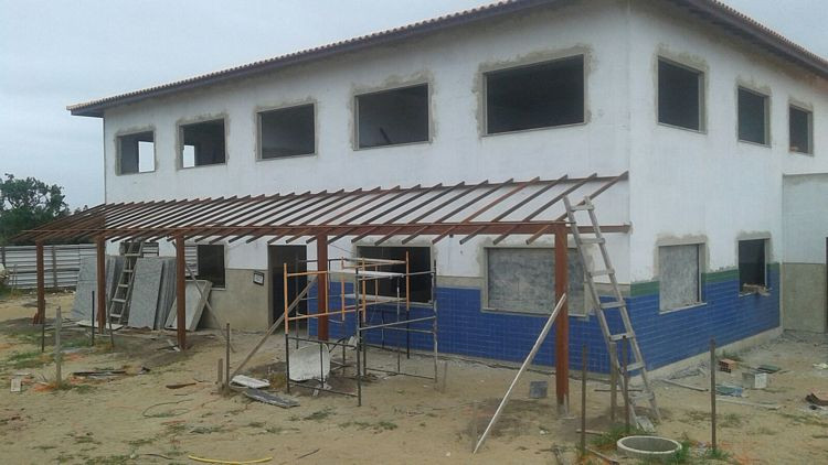 Uma escola modelo padrão de dois pavimentos, com consultório médico e auditório é uma das melhorias dos investimentos que a Prefeitura de Campos faz na localidade de Ponta da Lama (Foto: Superintendência de Comunicação)