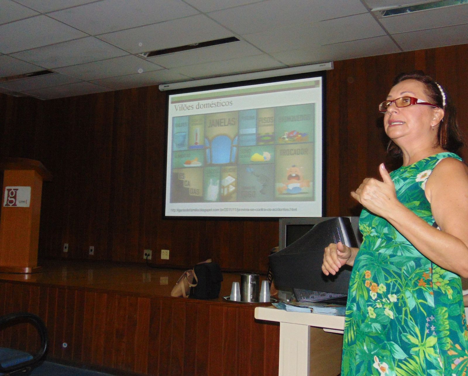 A enfermeira Shirley Rangel ministrou a palestra sobre acidentes domésticos com crianças (Foto: Divulgação)