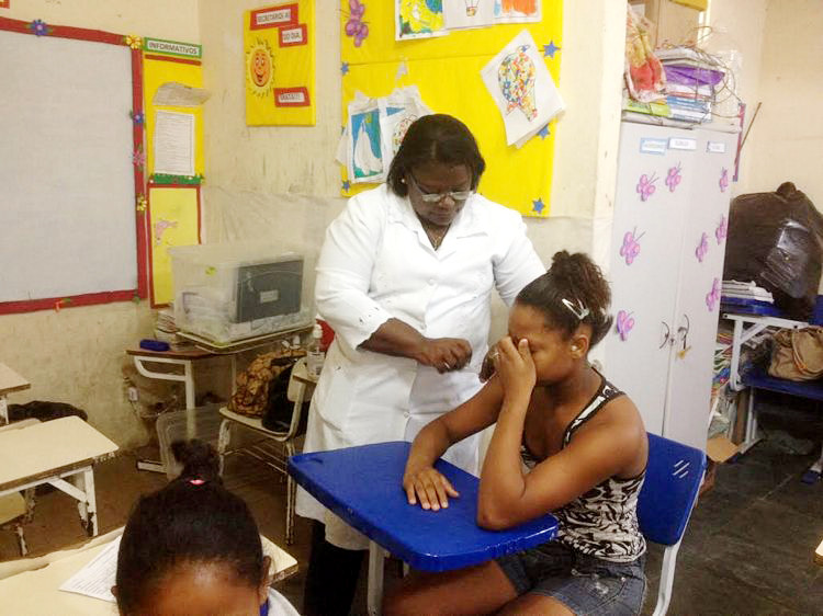 Dezenas de alunos da Escola Municipal Augusto Machado Viana, na Codin, foram vacinados nesta terça-feira (20) contra o HPV (Foto: Divulgação)