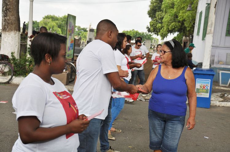 No feriado de Finados, a campanha foi realizada no Cemitério do Caju (Foto: Rodolfo Lins)