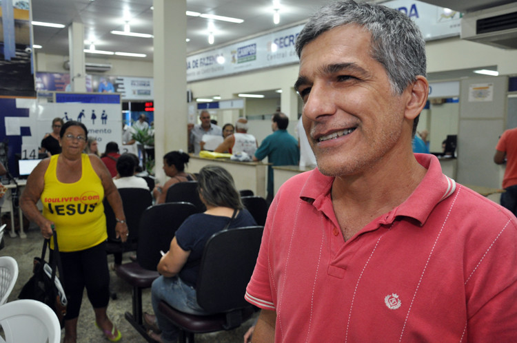 O fotógrafo Luiz Augusto Andrade, 51 anos, esteve na Secretaria Municipal de Fazenda, para verificar se havia algum débito, para aproveitar a oportunidade de pagar à vista com 100% de desconto de juros e multa (Foto: César Ferreira)