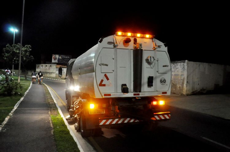 O equipamento é semelhante a uma vassoura acoplada a um aspirador (Foto: Antônio Leudo)