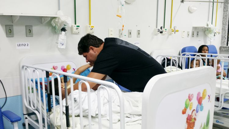 O acompanhante Carlos Souza, 35 anos, residente no Parque Califórnia, que está com o filho de 2 anos em observação, elogiou o atendimento e a estrutura do setor (Foto: Divulgação)
