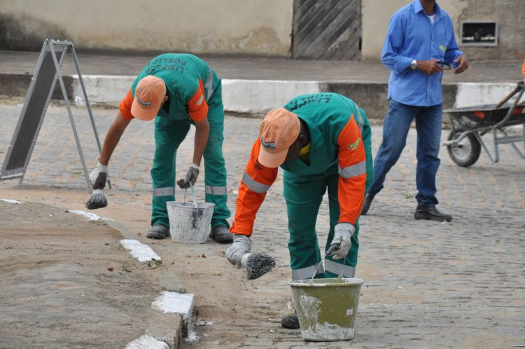 O programa Prefeitura Pertinho de Você realiza diversos serviços, como manutenção de ruas e pintura de meios fios (Foto: Rodolfo Lins)