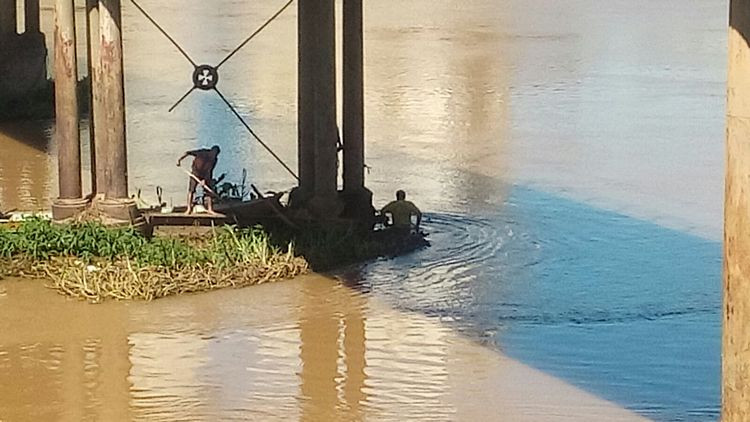 É um trabalho necessário, pois a pressão que a correnteza exerce nos pilares, os submete a sérios riscos de abalo e possível ruptura, disse Oliveira (Foto: Divulgação)