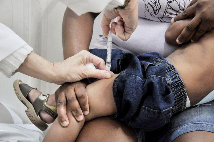 A vacina contra a hepatite A é aplicada em crianças de até 2 anos (Foto: Superintendência de Comunicação)