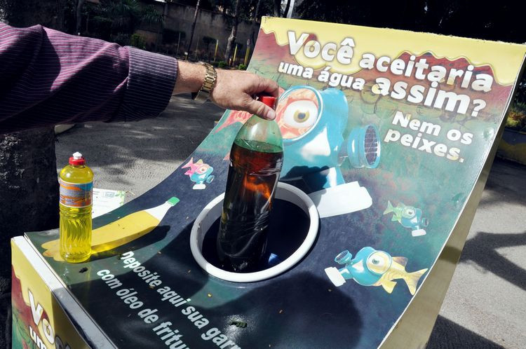 Quem entregar o óleo recebe uma muda de árvore frutífera ou 600 ml de detergente (Foto: Rodolfo Lins)