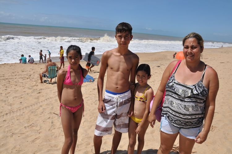 A dona de casa Fernanda Queiroz, 38 anos, escolheu a praia campista para veranear com os filhos (Foto: Rodolfo Lins)