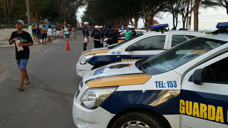 Vinte agentes da Guarda Civil Municipal (GCM), acompanhados de militares do 8º Batalhão de Polícia Militar (BPM), realizaram uma operação de fiscalização na Praia do Farol de São Tomé no domingo (Foto: Divulgação)