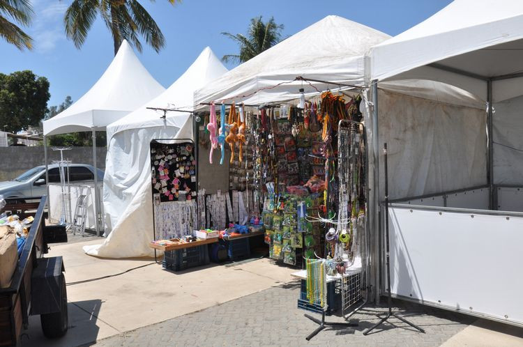 Artesãos de Campos criaram a Associação dos Artesãos da Feira Mãos de Campos, que tem como o principal objetivo unir os profissionais, em busca de organização (Foto: Roberto Joia)