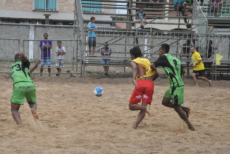 Os jogos da última rodada da primeira fase, marcados para esta quinta-feira na arena esportiva montada na área da Marinha do Brasil na praia do Farol (Foto: Roberto Joia)