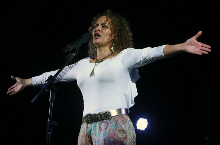 A cantora Lene Moraes se apresenta nesta quinta-feira (28), a partir das 22h, no trio parado, em frente ao Clube Náutico, no Farol (Foto: Roberto Joia)