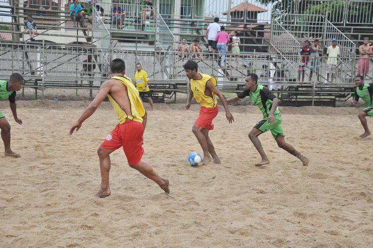 Os finalistas da tradicional competição de futebol de areia do Farol de São Tomé, realizado na arena esportiva da praia campista, vão ser conhecidos na noite desta terça-feira (2), quando vão acontecer os jogos da fase semifinal, a partir das 20 (Foto: Roberto Joia)