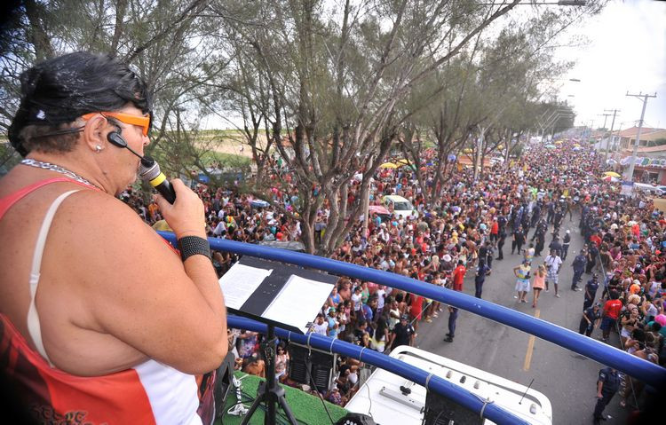 Dom Américo arrasta a multidão no trio elétrico no Farol há 16 anos (Foto: Superintendência de Comunicação)