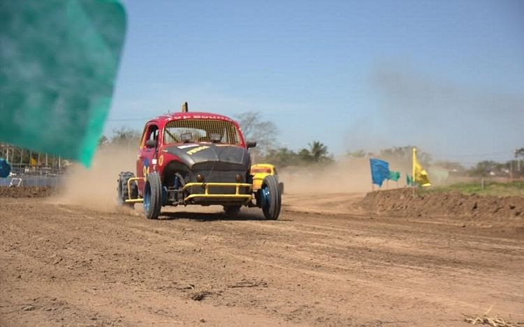 O piloto Fabrício Pessanha, destaque da competição do ano passado da Copa Norte de Fusca Cross, voltou a brilhar no final de semana na Praia do Farol de São Tomé e conquistou a primeira etapa da competição deste ano (Foto: Divulgação)