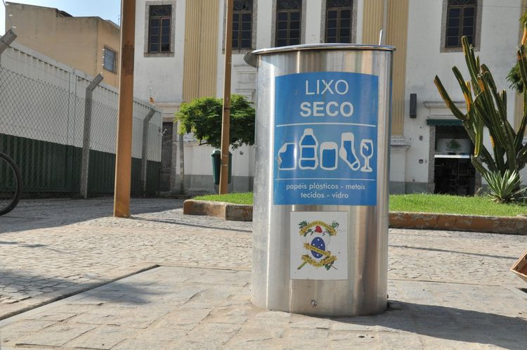 As primeiras lixeiras subterrâneas instaladas no Centro da cidade pela Prefeitura de Campos vêm agradando à população e principalmente aos comerciantes, que ganharam um local seguro para o descarte do lixo (Foto: Roberto Joia)