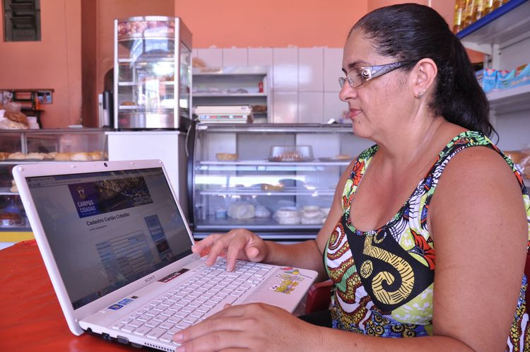 A balconista Maria Helena Ribeiro afirma que o pré-agendamento através do site da Prefeitura facilitou bastante à vida das pessoas que não têm disponibilidade de horário (Foto: César Ferreira)