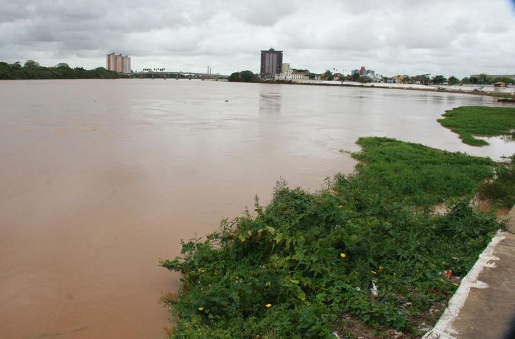 A limpeza é realizada constantemente nas imediações do Terminal Rodoviário (Foto: Antônio Leudo)