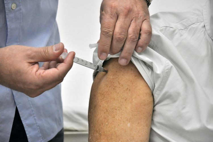 A Direção de Vigilância em Saúde convoca gestantes, crianças menores de 5 anos, idosos maiores de 60 anos, profissionais de saúde, puérperas até 42 dias pós-parto e pacientes com doenças crônicas, que não receberam a vacina antigripal no ano pas (Foto: Superintendência de Comunicação)