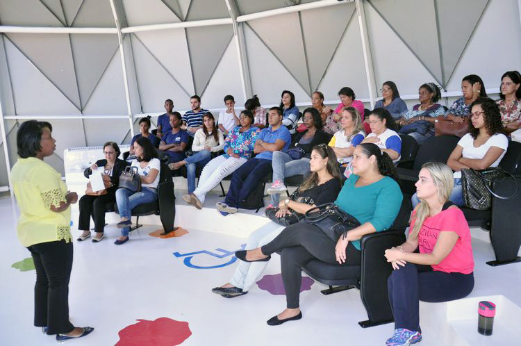 Segundo a psicóloga Luciane Mina, a ideia foi fazer com que estes profissionais reflitam as próprias condutas no ambiente de trabalho (Foto: Antônio Leudo)