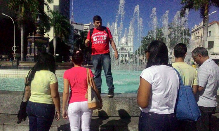 Os universitários visitaram prédios e munumentos históricos, como o chafariz belga, na Praça das Quatro Jornadas (Foto: Roberto Joia)