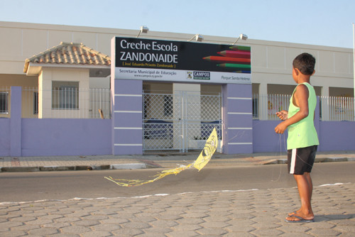 A Creche Escola José Eduardo Peixoto Zandonaide, no Parque Santa Helena, em Guarus, recentemente foi inaugurada pelo Prefeito Nelson Nahim e recebeu elogios de todos pela modernidade apresentada (Foto: Gerson Gomes)
