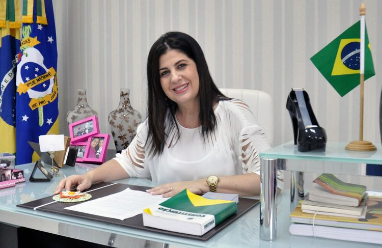 A lei que concede o reajuste de 9,38% aos servidores municipais é de autoria da prefeita Rosinha Garotinho (Foto: Gerson Gomes)