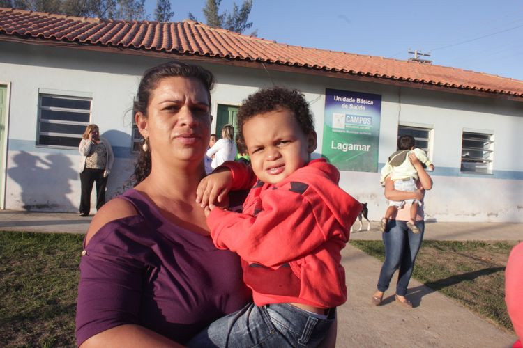 Luciana Freitas, 34 anos, levou o filho Júlio César, 2 anos, à pediatria e disse que o atendimento na UBS Lagamar é muito bom (Foto: Superintendência de Comunicação)