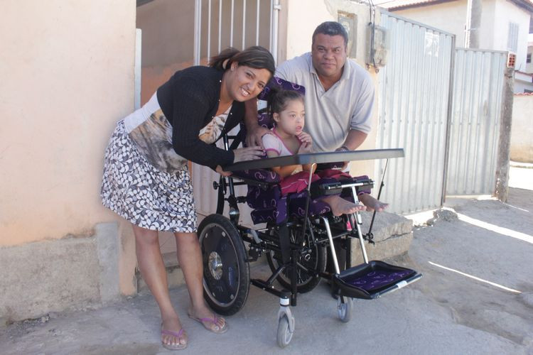 A entrega da cadeira de rodas foi feita pelo vice-prefeito Doutor Chicão (Foto: Superintendência de Comunicação)