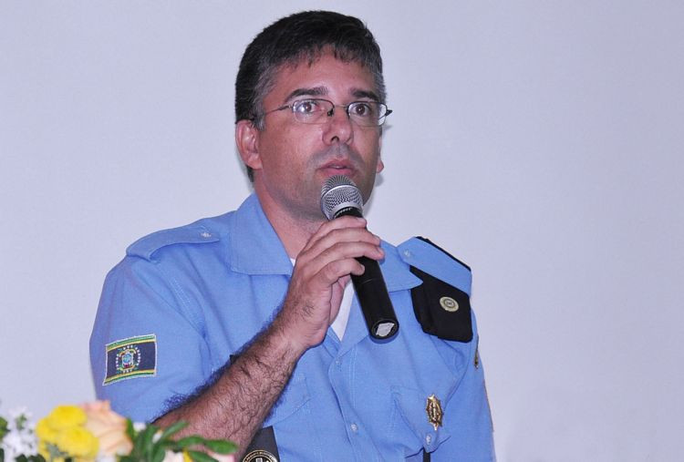 O ex-auxliar de vigilante, atual guarda municipal, Nilthon Moulin Pontes Filho, comemora a conquista da unificação da categoria (Foto: Gerson Gomes)