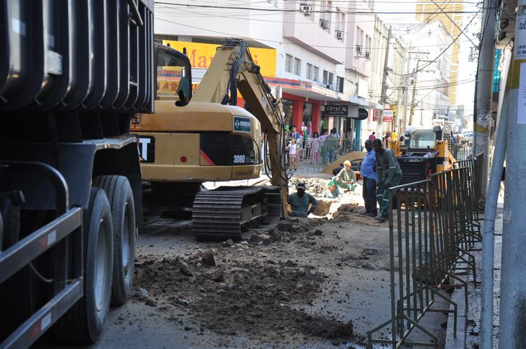 As obras seguem na Rua 21 de Abril, no cruzamento com a Rua Theotônio Ferreira de Araújo (Foto: Roberto Joia)